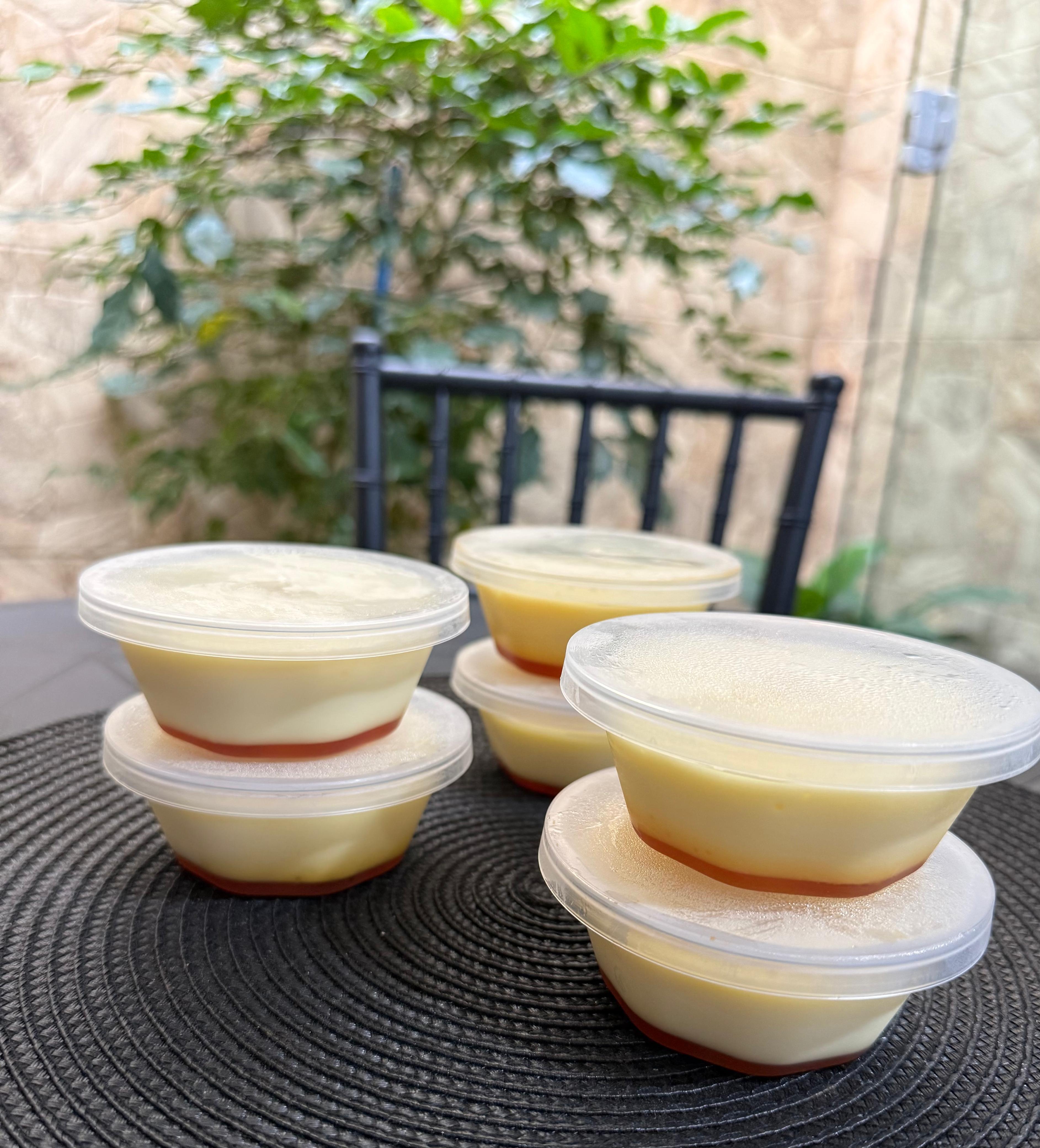 Rejane preparando pudins artesanais